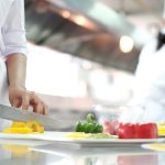 Die richtigen Erste-Hilfe-Materialien in der Gastronomie und Lebensmittelindustrie einsetzen